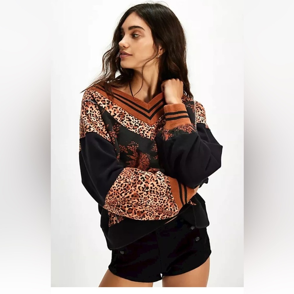 Free People Lucy Sweatshirt Animal Leopard Black V Neck Crop Patchwork - Picture 3 of 6
